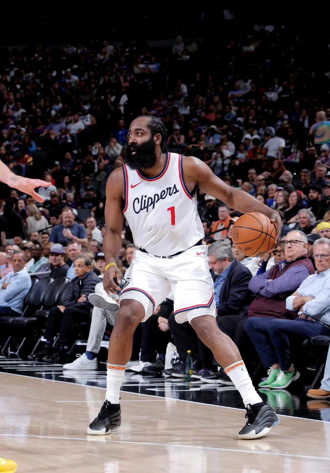 掘金完胜江苏队，伦纳德状态火热