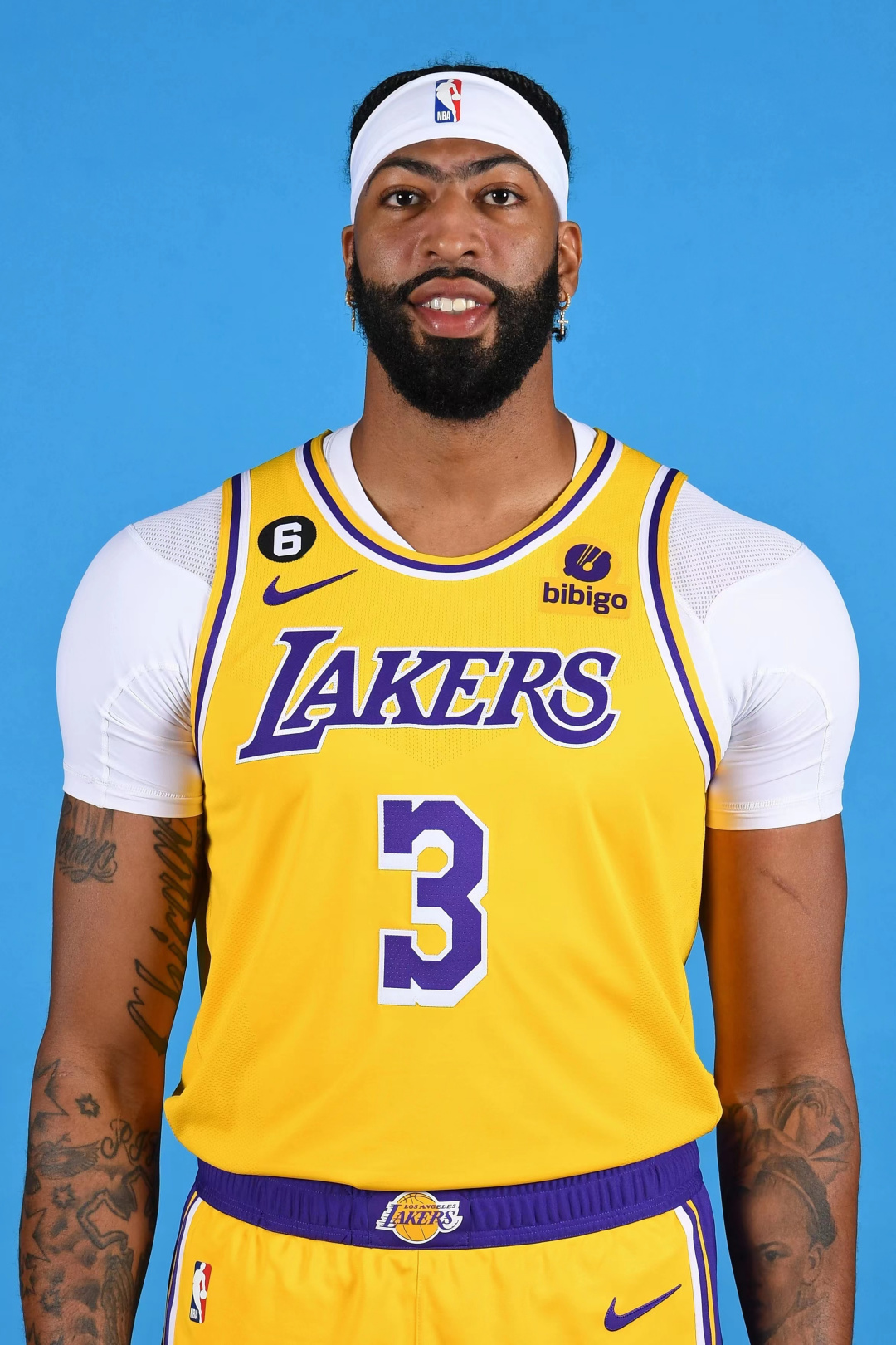 四川队横扫湖人，浓眉哥点燃赛场